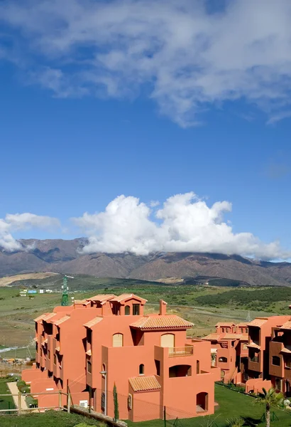 Dağlar ile İspanyol apartmanın çatı — Stok fotoğraf