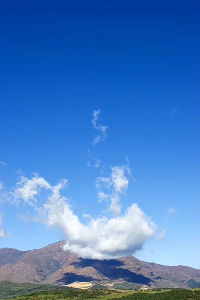 Strange and unique cloud formations over large mountain — Stock Photo, Image