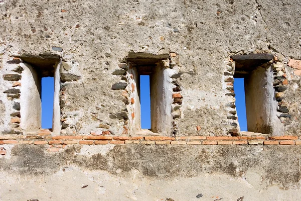 Langit biru menembus dinding kastil di Spanyol — Stok Foto