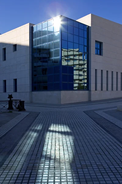 Солнце на окнах современного офисного здания — стоковое фото