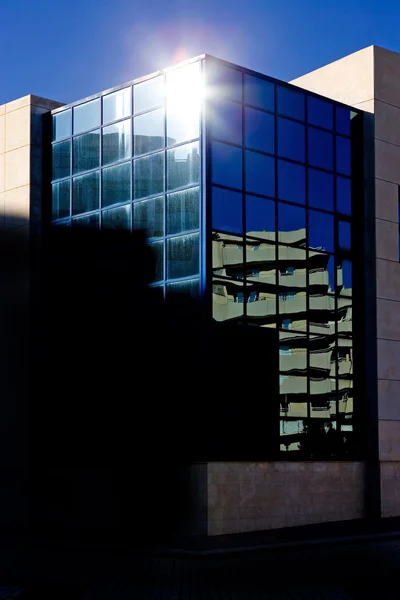 Sun on windows of modern office building — Stock Photo, Image