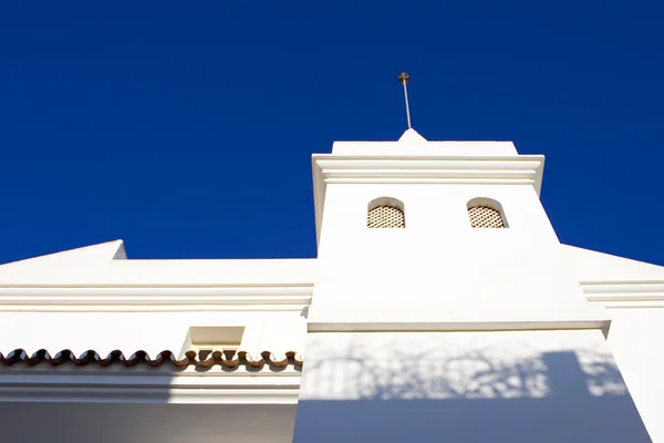 Zwykły biały budynek w hiszpańskim pueblo — Zdjęcie stockowe