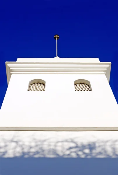 Белое здание в испанском Пуэбло — стоковое фото