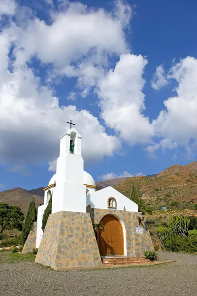 Маленькая испанская католическая церковь в горах — стоковое фото