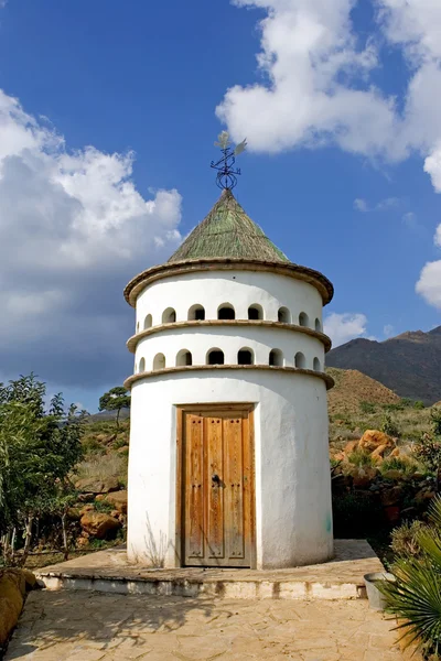 Vogel tower of dovecot op zonnige Spaanse berghelling — Stockfoto