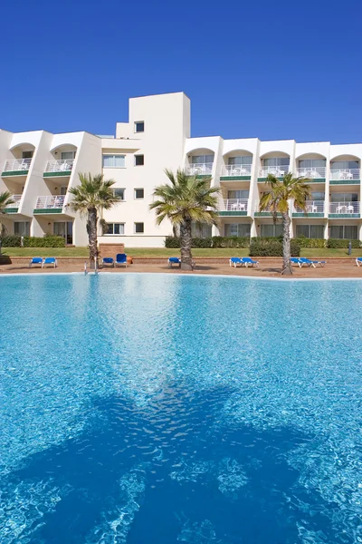 Zwembad in het Spaanse hotel met palmbomen — Stockfoto