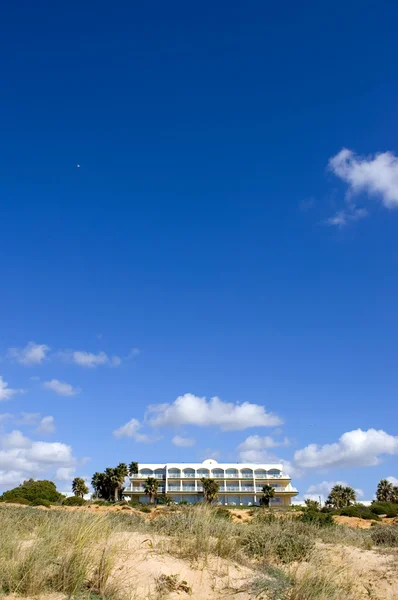 Luksusowy biały hiszpański hotel na plaży — Zdjęcie stockowe