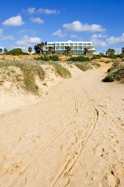 Роскошный белый испанский отель на пляже — стоковое фото