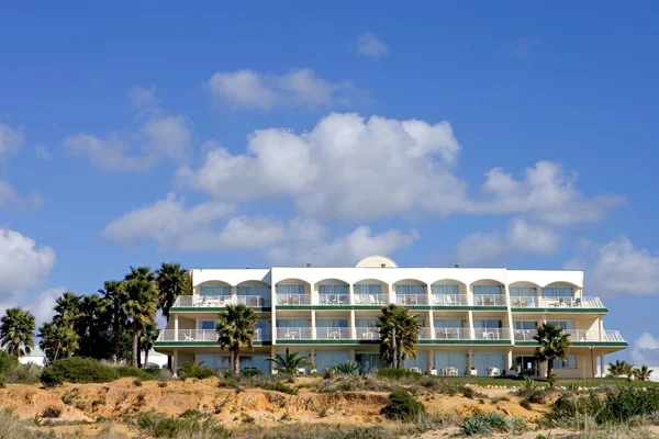 Luxo hotel espanhol branco na praia — Fotografia de Stock