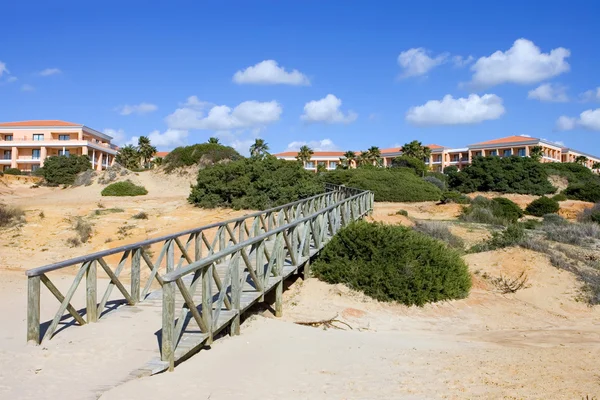 Деревянная дорожка на песчаном пляже в Испании — стоковое фото