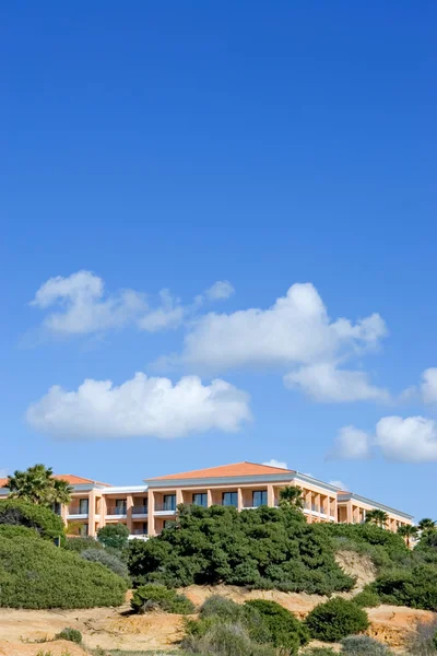 Hotel de luxo na praia de areia na Espanha — Fotografia de Stock