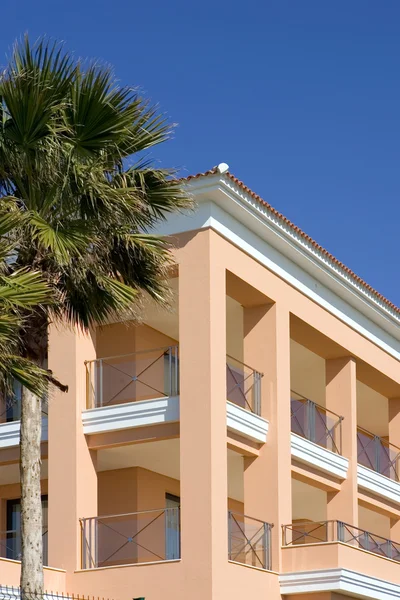 Rena linjer av lyxhotell på spansk strand — Stockfoto