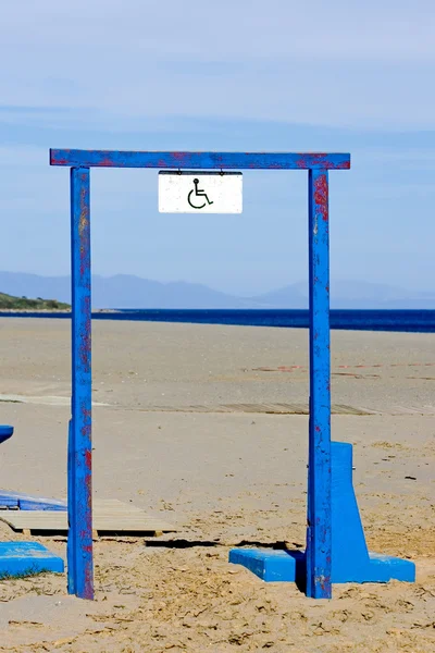 Behindertenschild auf stahlblauem Rahmen — Stockfoto