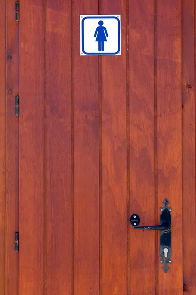 Деревянная дверь женского туалета — стоковое фото