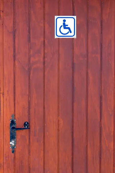 Holztür der Behindertentoilette — Stockfoto