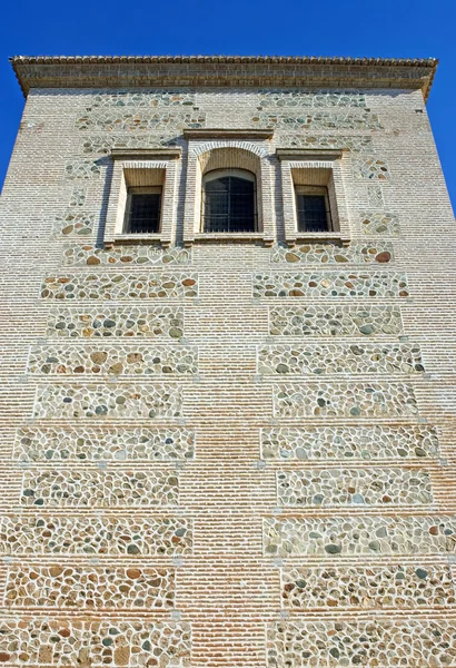 Древняя башня во дворце Альгамбра в Испании — стоковое фото
