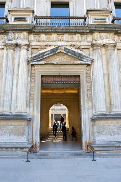 Древняя дверь во дворце Альгамбра в Испании — стоковое фото
