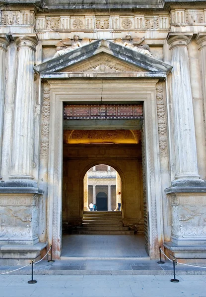 Staré dveře v paláci alhambra ve Španělsku — Stock fotografie