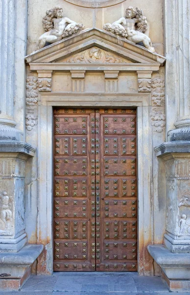 Starożytne drzwi w pałacu alhambra w Hiszpanii — Zdjęcie stockowe