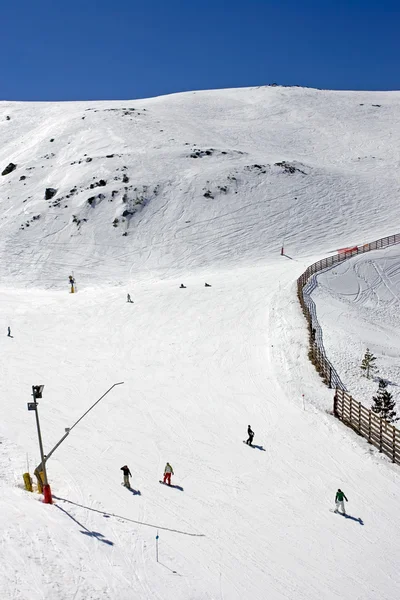 Lyžařské svahy lyžařského střediska prodollano ve Španělsku — Stock fotografie