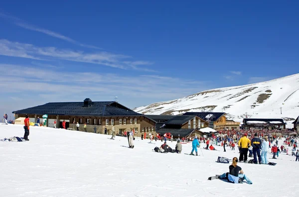 スペインの prodollano スキー リゾートをスキーします。 — ストック写真