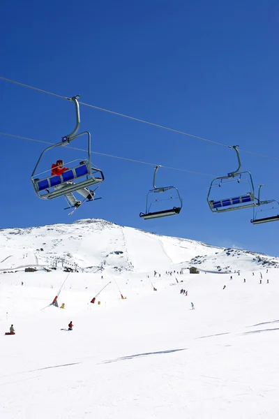 Skidbackarna i prodollano ski resort i Spanien — Stockfoto