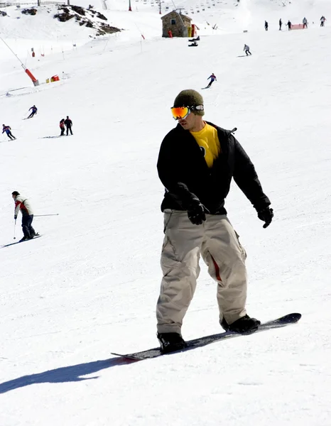 在西班牙 prodollano 滑雪胜地的斜坡上滑雪的人 — 图库照片