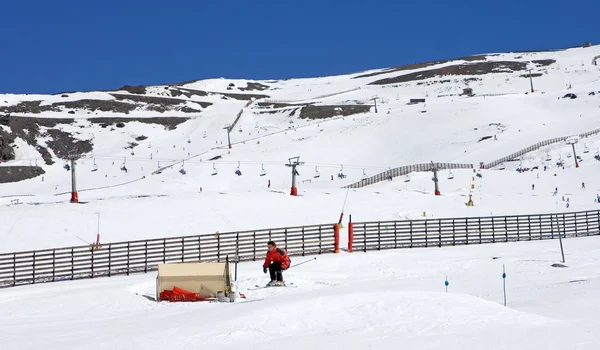 Hombre esquiando en las pistas de la estación de esquí Prodollano en España —  Fotos de Stock