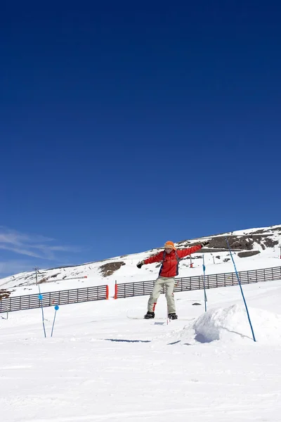 Homem nas pistas de esqui da estância de esqui Prodollano em Espanha — Fotografia de Stock