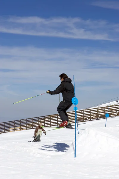 Muž na lyžařské svahy lyžařského střediska prodollano ve Španělsku — Stock fotografie