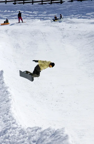 Snowboarder em meia tubulação de estância de esqui Prodollano em Espanha — Fotografia de Stock