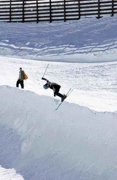 Skiër op halve pijp van prodollano ski-oord in Spanje — Stockfoto