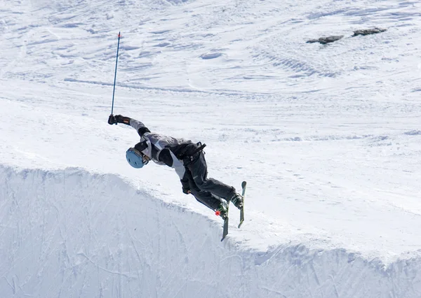 스페인에 있는 prodollano 스키장의 하프 파이프에 스키 — 스톡 사진