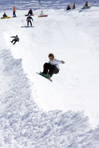 Snowboarder em meia tubulação de estância de esqui Prodollano em Espanha — Fotografia de Stock