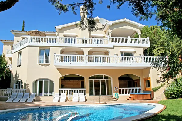 Esterno di una grande villa di lusso sulla Costa del Sol in Spagna Foto Stock Royalty Free