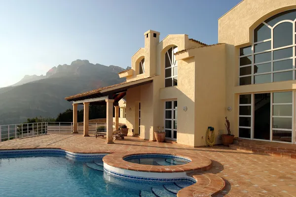 Splendido esterno di villa di lusso e piscina in Spagna Immagini Stock Royalty Free