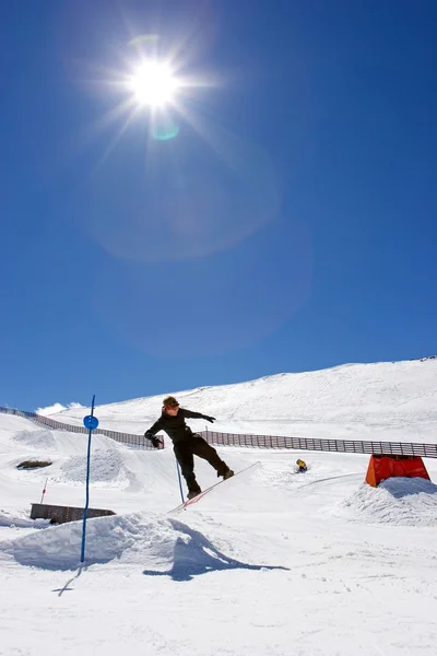 스페인에 있는 prodollano 스키장의 슬로프에 스노우보드 맨 스톡 사진