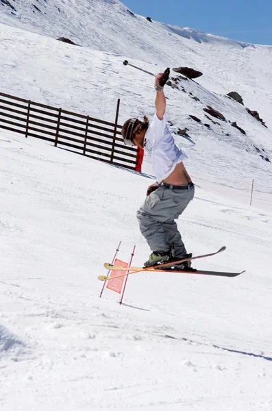 스페인에 있는 prodollano 스키장의 슬로프에서 스키 남자 로열티 프리 스톡 이미지