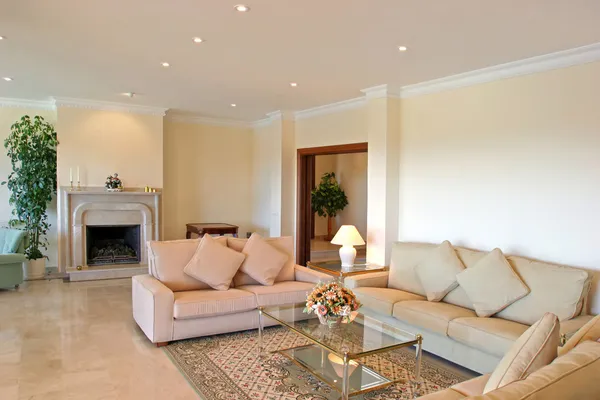 Ljusa, lyxiga inredning vardagsrum av moderna villa Royaltyfria Stockfoton