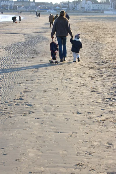 겨울 해변에 젊은 여자와 유아 아들 로열티 프리 스톡 이미지