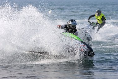 iki genç adam boyunca üzerinde jetbike bir yarış sırasında hızlandırmak.