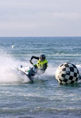 genç adam boyunca üzerinde jetbike bir yarış sırasında hızlandırmak.