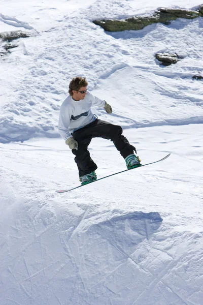 Snowboardista na rampě prodollano lyžařské středisko ve Španělsku — Stock fotografie