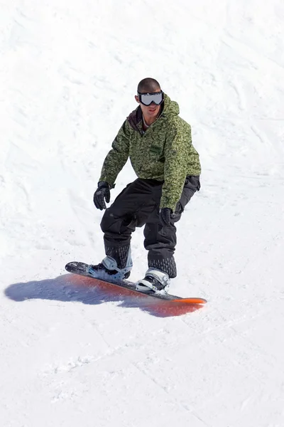 Snowboarder στο σωλήνα ήμισυ του prodollano χιονοδρομικό κέντρο στην Ισπανία — Φωτογραφία Αρχείου