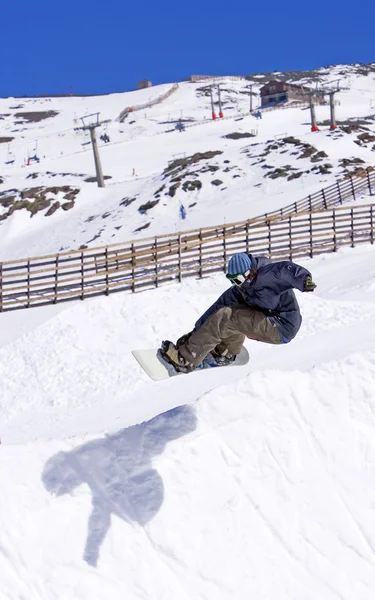Snowboarder on half pipe of Prodollano ski resort in Spain — Stock Photo, Image