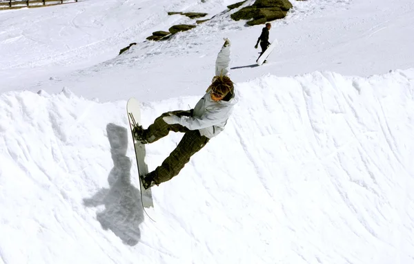 Snowboardista na rampě prodollano lyžařské středisko ve Španělsku — Stock fotografie
