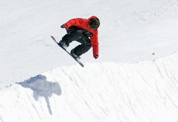 Snowboarder sur le half pipe de la station de ski Prodollano en Espagne — Photo