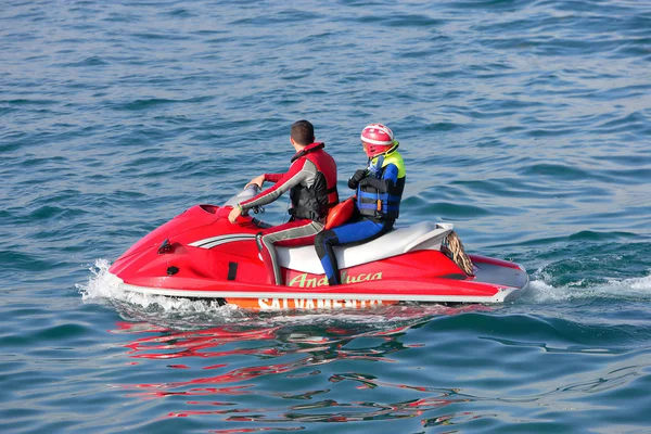 大規模な jetbike ボード上の若いカップル — ストック写真