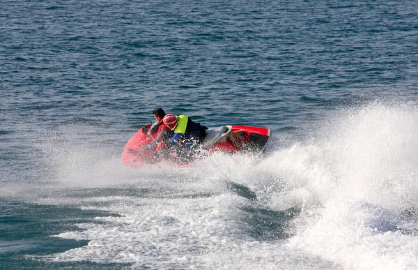 若いカップルの大規模な救助 jetbike ボード上の高速化 — ストック写真
