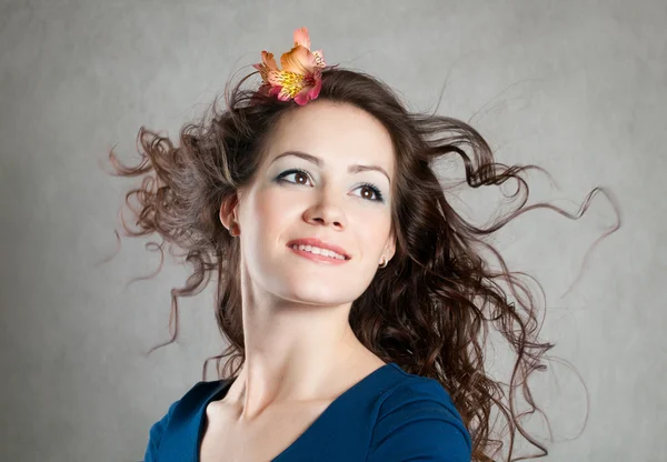 Kobieta z fly-away włosów — Zdjęcie stockowe